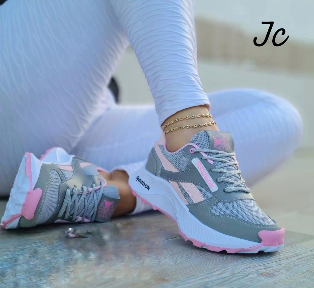 «Zapatillas de deporte para mujer: ligereza y estilo para tu día a día»